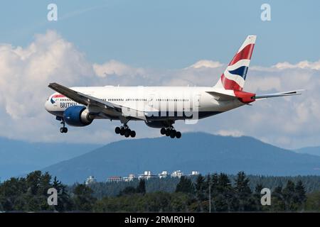 Richmond, Colombie-Britannique, Canada. 12 août 2023. Un Boeing 777-200ER de British Airways (G-VIIU) a volé en approche finale pour atterrir à l'aéroport international de Vancouver. (Image de crédit : © Bayne Stanley/ZUMA Press Wire) USAGE ÉDITORIAL SEULEMENT! Non destiné à UN USAGE commercial ! Banque D'Images