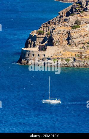 La forteresse vénitienne en ruine et ancienne colonie de lépreux de Spinalonga près d'Elounda sur l'île grecque de Crète Banque D'Images