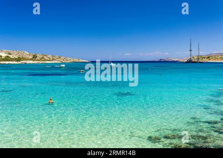 Nageurs dans les eaux cristallines peu profondes et chaudes de l'océan (Grèce) Banque D'Images