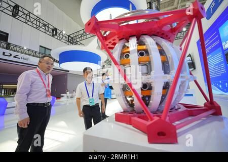 YANTAI, CHINE - 29 AOÛT 2023 - les visiteurs regardent le modèle de soleil artificiel de nouvelle génération 'China circulation 3' lors du salon 2023 Green, Low-carbon et Hig Banque D'Images