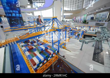 YANTAI, CHINE - 29 AOÛT 2023 - les visiteurs regardent un modèle de quai entièrement automatisé du port de Qingdao lors du développement vert, à faible émission de carbone et de haute qualité 2023 Banque D'Images