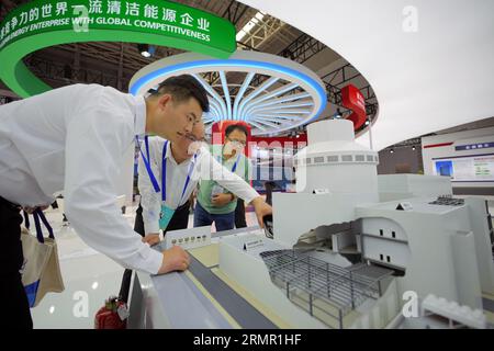 YANTAI, CHINE - 29 AOÛT 2023 - les visiteurs découvrent le modèle de l'unité nucléaire Guohe No. 1 au de 2023 Green, Low-carbon and High Quality Banque D'Images