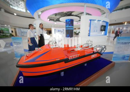 YANTAI, CHINE - 29 AOÛT 2023 - les visiteurs regardent un modèle de navire sans pilote pour l'étude océanique au Green, Low-carbon and High-Quality Development 2023 Banque D'Images