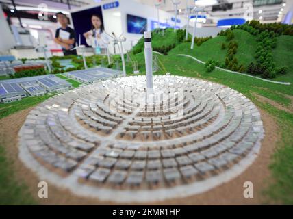 YANTAI, CHINE - le 29 AOÛT 2023 - les visiteurs examinent des modèles de systèmes d'énergie renouvelable lors du Confe 2023 sur le développement vert, à faible émission de carbone et de haute qualité Banque D'Images