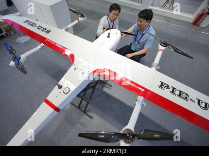 YANTAI, CHINE - 29 AOÛT 2023 - les visiteurs découvrent la cartographie des drones lors de la Conférence 2023 sur le développement vert, faible en carbone et de haute qualité à Yantai, Banque D'Images