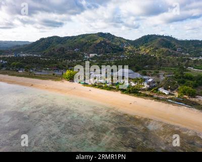 Lombok, Indonésie, paysage de vue aérienne du drone océanique de la plage de Kuta Mandalika. Lombok est une île de la province de Nusa Tenggara occidentale, en Indonésie. Banque D'Images