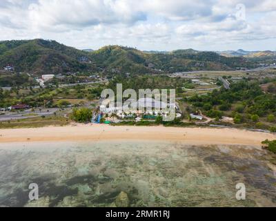 Lombok, Indonésie, paysage de vue aérienne du drone océanique de la plage de Kuta Mandalika. Lombok est une île de la province de Nusa Tenggara occidentale, en Indonésie. Banque D'Images