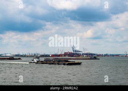New York City, USA - 25 juillet 2023 : installation portuaire, conteneurs d'importation et d'exportation. Banque D'Images