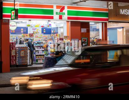 7-Eleven est le premier dépanneur avec le plus grand réseau de vente au détail ─ comprenant plus de 900 magasins à Hong Kong et Macao. Hong Kong , Chine. Banque D'Images