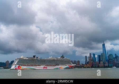 New York, USA - 11 juillet 2023 : bateau de croisière Norwegian Joy Sailing à côté de Manhattan à New York. Skyline de New York Manhattan croisière sur l'Hudson Banque D'Images