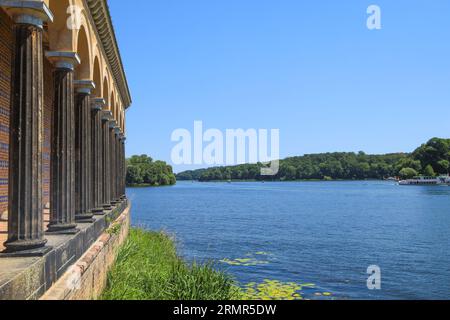 La Heilandskirche (église du Rédempteur) sur la rivière Havel à Sacrow en été, Potsdam - juillet 8 2023 Banque D'Images