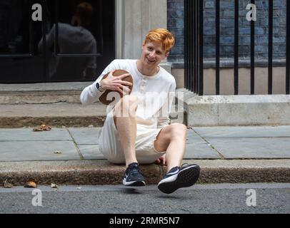 Londres, Royaume-Uni. Août 29 2023. Jake Barraclough pose avec un ballon de rugby à l'extérieur du 10 Downing Street, Londres, alors qu'il marque le 200e an Banque D'Images