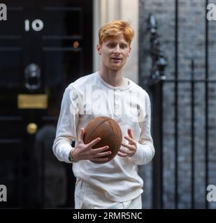 Londres, Royaume-Uni. Août 29 2023. Jake Barraclough pose avec un ballon de rugby à l'extérieur du 10 Downing Street, Londres, alors qu'il marque le 200e an Banque D'Images