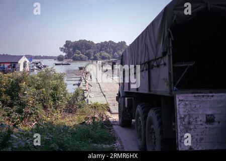 Belgrade, Serbie, 19 août 2023 : les membres de l'armée serbe terminent l'assemblage du pont flottant entre Zemun et l'île de la Grande Guerre sur le Danube Banque D'Images