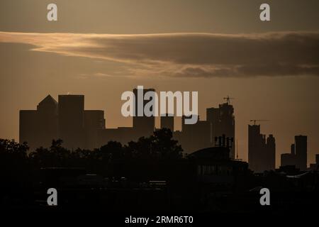 Le soleil se lève sur Canary Wharf, Londres. Date de la photo : mercredi 30 août 2023. Banque D'Images