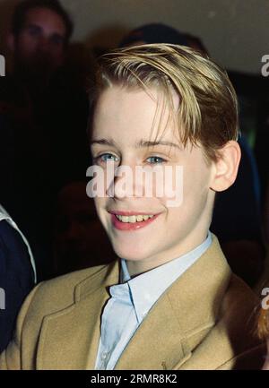 LOS ANGELES, CALIFORNIE. 17 décembre 1994 : l'acteur Macaulay Culkin à la première de Richie Rich au Mann Village Theatre, Westwood. Photo : Paul Smith / Featureflash Banque D'Images