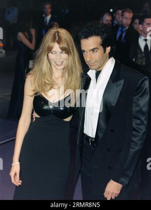 LOS ANGELES, CALIFORNIE. 16 février 1997 : Claudia Schiffer & David Copperfield à la fête du 65e anniversaire d’Elizabeth Taylor à Los Angeles. Photo : Paul Smith / Featureflash Banque D'Images