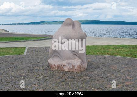 Petrozavodsk, Russie - 30 juillet 2023 : objet d'art moderne, sculpture embrasse sur le remblai de la ville Banque D'Images