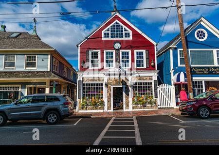 Kennebunkport, ME, États-Unis - façade de magasin traditionnelle américaine en pierre et bois, sur Dock Square, à Kennebunkport Maine sur une journée ensoleillée d'automne. Banque D'Images