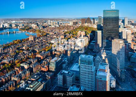 Vue depuis le sommet de la Prudential Tower sur le West End de Boston, Back Bay, Beacon Hill et Charles River alors que le soleil se couche par un jour clair d'automne. Banque D'Images