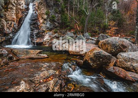 Cascade en cascade à Glen Ellis Falls nature Trail, Jackson, NH, États-Unis, par une journée nuageuse à l'automne. Banque D'Images