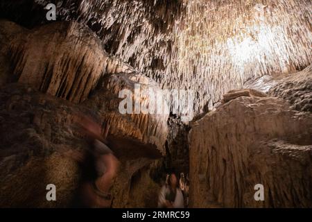 Manacor, Espagne. 28 août 2023. Visiteurs des grottes du Dragon à Porto Cristo, l'un des endroits les plus visités de Majorque. Avec une hauteur maximale de 25 mètres sous la surface, le sentier mesure environ 1,2 kilomètres de long et compte un grand nombre de stalactites et stalagmites. Les grottes se cachent dans un grand lac souterrain, le lac Martel, considéré comme l'un des plus grands lacs souterrains au monde. Crédit : Clara Margais/dpa/Alamy Live News Banque D'Images