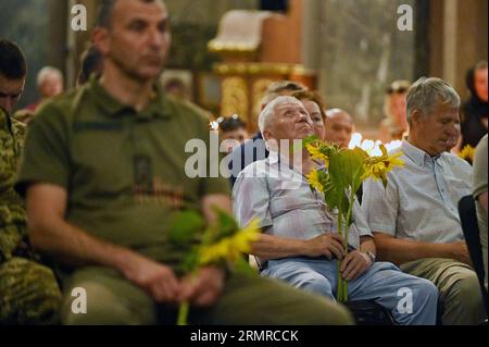 LVIV, UKRAINE - 29 AOÛT 2023 - des membres du public tiennent des tournesols qui commémorent le personnel militaire qui a péri lors de la percée de Banque D'Images