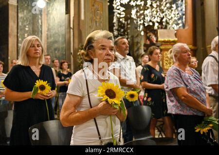 LVIV, UKRAINE - 29 AOÛT 2023 - des membres du public tiennent des tournesols qui commémorent le personnel militaire qui a péri lors de la percée de Banque D'Images