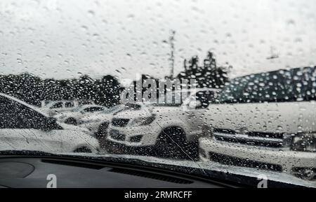 Gouttes de pluie sur le pare-brise d'une voiture Banque D'Images