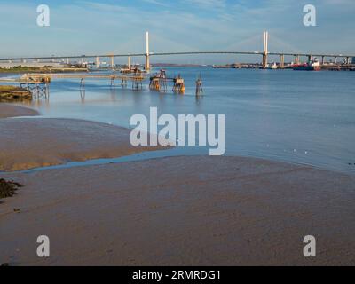 Vue aérienne des vasières et du village de greenhithe sur les rives de la tamise dans le Kent avec la traversée de dartford en arrière-plan Banque D'Images