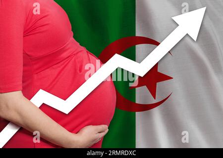 Photo de femme enceinte sur le drapeau d'Alger fond. Hausse du taux de natalité Banque D'Images