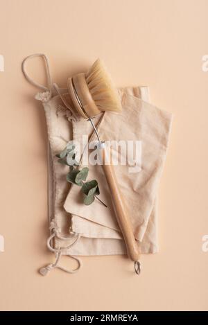 Brosse à vaisselle en bois ECO et sacs en coton. Concept zéro déchet. Outil de nettoyage de cuisine multifonctionnel et sacs en coton pour un style de vie durable. Banque D'Images