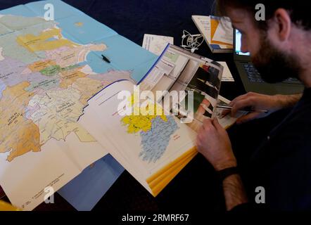 Un journaliste regarde une carte de l'Irlande montrant les circonscriptions électorales du Parlement européen lors d'une conférence de presse au Royal College of Physicians, Dublin, pour l'annonce par la commission électorale des nouvelles circonscriptions électorales tant attendues pour l'Irlande, qui a recommandé le nombre de TDS augmenter de 160 à 174 en raison des règles constitutionnelles liées à une augmentation de la population, et le nombre de circonscriptions augmenter de 39 à 43. Date de la photo : mercredi 30 août 2023. Banque D'Images
