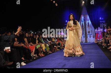 (140718) -- MUMBAI, 18 juillet 2014 (Xinhua) -- l'actrice indienne Sridevi expose la collection de la créatrice de bijoux Vijay Golecha lors de la semaine internationale de la joaillerie indienne 2014 à Mumbai, Inde, le 16 juillet 2014. (Xinhua/Stringer) (lyi) INDIA-MUMBAI-INTERNATIONAL Jewellery WEEK PUBLICATIONxNOTxINxCHN Mumbai juillet 18 2014 l'actrice indienne XINHUA expose la collection de créateurs de bijoux Vijay À India International Jewellery week 2014 à Mumbai Inde juillet 16 2014 XINHUA Stringer lyi India Mumbai International Jewellery week PUBLICATIONxNOTxINxINxCHN Banque D'Images