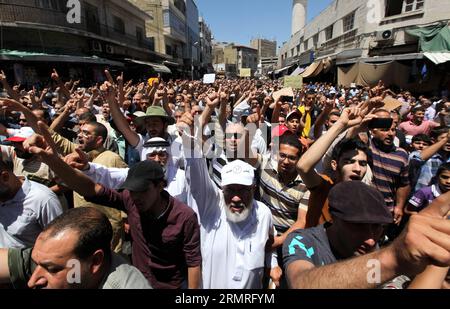 (140718) -- AMMAN, 18 juillet 2014 (Xinhua) -- le peuple jordanien crie des slogans lors d'une manifestation contre les frappes aériennes israéliennes sur Gaza devant la mosquée Al-Husseini à Amman, Jordanie, le 18 juillet 2014.(Xinhua/Mohammad Abu Ghosh)(zhf) JORDAN-AMMAN-PROTEST PUBLICATIONxNOTxINxCHN Amman juillet 18 2014 des célébrités jordaniennes XINHUA crient des slogans lors d'une manifestation contre les frappes aériennes israéliennes SUR Gaza devant la mosquée Al Husseini à Amman Jordanie juillet 18 2014 XINHUA Mohammad Abu Ghosh Jordanie Amman Protest PUBLICATIONxNOTxCHN Banque D'Images