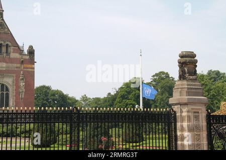 (140718) -- LA HAYE, 18 juillet 2014 (Xinhua) -- Un drapeau des Nations Unies flotte en Berne au Palais de la paix, siège de la Cour internationale de Justice des Nations Unies, à la Haye, pays-Bas, le 18 juillet 2014. Selon une dernière liste donnée par le ministre malaisien des Transports Liow Tiong Lai, il y avait 173 citoyens néerlandais sur le vol Malaysia Airlines MH17, un Boeing 777-200, qui volait d'Amsterdam à Kuala Lumpur lorsqu'il s'est écrasé jeudi dans l'est de l'Ukraine avec 298 passagers et membres d'équipage à bord. (Xinhua/Pan Zhi) (zhf) PAYS-BAS-LA HAYE-DRAPEAU-DEMI-MÂT-MH17 PUBLICATIONxNOTxINxCHN le Banque D'Images