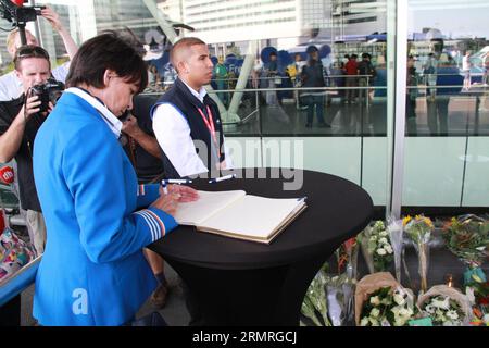 Les gens rendent hommage aux personnes décédées après que le vol MH17 de Malaysia Airlines s'est écrasé dans l'est de l'Ukraine, à l'aéroport Schiphol d'Amsterdam, aux pays-Bas, le 18 juillet 2014. 189 citoyens néerlandais ont été confirmés tués dans l'accident d'avion. (Xinhua/Pan Zhi) PAYS-BAS-AMSTERDAM-SCHIPHOL AIRPORT-TRIBUTE PUBLICATIONxNOTxINxCHN célébrités rendre hommage aux célébrités décédées après le crash de Flight of Malaysia Airlines dans l'est de l'Ukraine À l'aéroport Schiphol à Amsterdam pays-Bas LE 18 2014 189 juillet, des citoyens néerlandais ont été confirmés TUÉS dans le crash aérien XINHUA Pan Zhi Netherland Banque D'Images