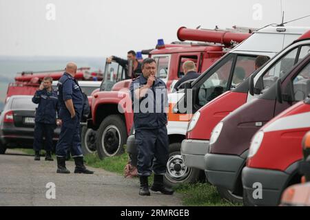 (140718) -- DONETSK, 18 juillet 2014 (Xinhua) -- des sauveteurs travaillent sur le site de l'accident du MH17 de Malaysian Airlines près de la ville de Shakhtarsk dans la région ukrainienne de Donetsk, le 18 juillet 2014. Le ministre malaisien des Transports, Liow Tiong Lai, a déclaré vendredi que, selon l annexe 13 de l Organisation de l aviation civile internationale, le gouvernement ukrainien devrait ouvrir une enquête sur les circonstances de l incident mortel du MH17 et être responsable de la conduite de l enquête. (Xinhua/Alexander Ermochenko)(zhf) UKRAINE-DONETSK-MH17-CRASH-DEBRIS PUBLICATIONxNOTxINxCHN Donetsk juillet 18 2014 XINH Banque D'Images