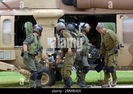 Un soldat israélien blessé est transporté à l’hôpital Soroka à Beer Sheba, dans le sud d’Israël, le 12e jour de l’opération bordure protectrice, le 19 juillet 2014. Deux soldats israéliens ont été tués dans un échange de tirs avec des militants palestiniens qui ont infiltré le territoire israélien à travers un tunnel de Gaza samedi, ont confirmé les Forces de défense israéliennes (FDI) dans un communiqué. (Xinhua/JINI) ISRAËL-GAZA-FRONTIÈRE-SOLDATS ISRAÉLIENS TUÉS PUBLICATIONxNOTxINxCHN un soldat israélien blessé EST transporté à l'hôpital Soroka à Beer Sheba au sud d'Israël LE 12e jour de l'opération bordure protectrice LE 19 2014 juillet deux Israël Banque D'Images