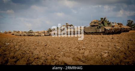 Des chars Merkava israéliens sont vus dans le sud d’Israël près de la frontière avec Gaza, le 12e jour de l’opération bordure protectrice, le 19 juillet 2014. Deux soldats israéliens ont été tués dans un échange de tirs avec des militants palestiniens qui ont infiltré le territoire israélien à travers un tunnel de Gaza samedi, ont confirmé les Forces de défense israéliennes (FDI) dans un communiqué. (Xinhua/JINI) ISRAËL-GAZA-FRONTIÈRE-SOLDATS ISRAÉLIENS TUÉS PUBLICATIONxNOTxINxCHN les chars Merkava israéliens sont des lacs dans le sud d'Israël près de la frontière avec Gaza LE 12e jour de l'opération bordure protectrice LE 19 2014 juillet, deux soldats israéliens ont été TUÉS Banque D'Images