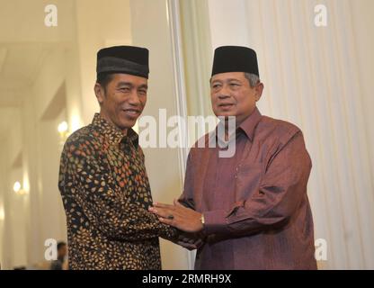 (140720) -- JAKARTA, 20 juillet 2014 (Xinhua) -- le président indonésien Susilo Bambang Yudhoyono (à droite) serre la main du candidat présidentiel du Parti démocratique indonésien de lutte (PDIP) Joko Widodo au palais présidentiel indonésien avant l'iftar pendant le Ramadan à Jakarta, Indonésie, le 20 juillet 2014. Le président indonésien Susilo Bambang Yudhoyono a invité deux paires de candidats à la présidence à un iftar ensemble dimanche avant l'annonce des résultats des élections le 22 juillet. (Xinhua/Agung Kuncahya B.) (zhf) INDONÉSIE-JAKARTA-CANDIDATS À L'ÉLECTION PRÉSIDENTIELLE-IFTAR PUBLICATIONxNOTxINxCH Banque D'Images