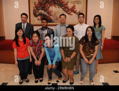 (140720) -- JAKARTA, 20 juillet 2014 (Xinhua) -- l'ambassadeur de Chine en Indonésie Xie Feng (C, Back Row) pose pour une photo de groupe avec plusieurs étudiants indonésiens qui ont reçu la bourse du gouvernement chinois pour l'année scolaire 2014-2015 à Jakarta, Indonésie, le 20 juillet 2014. (Xinhua/He Changshan) BOURSE D'ÉTUDES DU GOUVERNEMENT INDONÉSIEN-CHINOIS PUBLICATIONxNOTxINxCHN Jakarta juillet 20 2014 XINHUA Ambassadeur de Chine en Indonésie Xie Feng C Back Row pose pour une photo de groupe avec plusieurs étudiants indonésiens qui ont reçu la bourse d'études du gouvernement chinois en 2014 2015 ACAD Banque D'Images