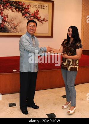 (140720) -- JAKARTA, 20 juillet 2014 (Xinhua) -- l'ambassadeur de Chine en Indonésie, Xie Feng (L), décerne à un étudiant indonésien la bourse du gouvernement chinois pour l'année scolaire 2014-2015 à Jakarta, Indonésie, le 20 juillet 2014. (Xinhua/He Changshan) BOURSE D'ÉTUDES DU GOUVERNEMENT INDONÉSIEN-CHINOIS PUBLICATIONxNOTxINxCHN Jakarta juillet 20 2014 XINHUA Ambassadeur chinois en Indonésie Xie Feng l Prix à un étudiant indonésien avec la bourse du gouvernement chinois en 2014 2015 année académique à Jakarta Indonésie juillet 20 2014 XINHUA He Changshan Indonésie Bourse du gouvernement chinois attribution de PUBLIS Banque D'Images