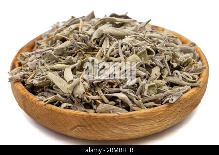 Feuilles de sauge sèches. Feuilles séchées de salvia ou de sauge dans un bol en bois isolé sur fond blanc. phytothérapie. Gros plan Banque D'Images