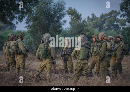 (140722) -- FRONTIÈRE DE GAZA, 22 juillet 2014 (Xinhua) -- des soldats d’infanterie israéliens patrouillent près de la frontière entre le sud d’Israël et la bande de Gaza alors qu’ils recherchent des tunnels qui auraient été utilisés par des militants palestiniens de l’enclave côtière pour entrer en Israël, le 15e jour de l’opération bordure protectrice, le 22 juillet 2014. Alors que le Secrétaire général de l’ONU Ban Ki-moon est en Israël pour négocier une paix entre l’État juif et le mouvement islamiste Hamas, l’armée israélienne a déclaré qu’elle n’avait aucune intention de cesser son offensive à Gaza avant d’extirper les tunnels terroristes que le Hamas utilise pour se faufiler en Israël. (Xinhua/ Banque D'Images