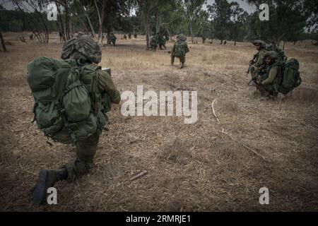 (140722) -- FRONTIÈRE DE GAZA, 22 juillet 2014 (Xinhua) -- des soldats israéliens sont positionnés près de la frontière entre le Sud d'Israël et la bande de Gaza, le 15e jour de l'opération bordure protectrice, le 22 juillet 2014. Alors que le Secrétaire général de l’ONU Ban Ki-moon est en Israël pour négocier une paix entre l’État juif et le mouvement islamiste Hamas, l’armée israélienne a déclaré qu’elle n’avait aucune intention de cesser son offensive à Gaza avant d’extirper les tunnels terroristes que le Hamas utilise pour se faufiler en Israël. (Xinhua/JINI/Albert Sadikov) ISRAËL-GAZA-FRONTIÈRE-OPÉRATION-PROTECTION BORD-LE 15e JOUR PUBLICATIONxNOTxINxCHN Gaza B Banque D'Images