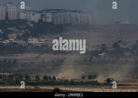 (140722) -- FRONTIÈRE DE GAZA, 22 juillet 2014 (Xinhua) -- des chars Merkava israéliens sont vus dans le Nord de la bande de Gaza, le 15e jour de l'opération bordure protectrice, le 22 juillet 2014. Alors que le Secrétaire général de l’ONU Ban Ki-moon est en Israël pour négocier une paix entre l’État juif et le mouvement islamiste Hamas, l’armée israélienne a déclaré qu’elle n’avait aucune intention de cesser son offensive à Gaza avant d’extirper les tunnels terroristes que le Hamas utilise pour se faufiler en Israël. (Xinhua/JINI/Albert Sadikov) ISRAËL-GAZA-FRONTIÈRE-OPÉRATION-BORD PROTECTEUR-LE 15e JOUR PUBLICATIONxNOTxINxCHN frontière de Gaza juillet 22 2014 XINHUA israélien Banque D'Images