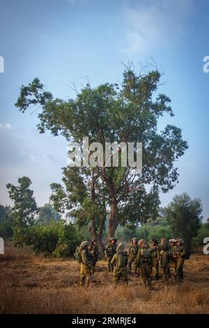 (140722) -- FRONTIÈRE DE GAZA, 22 juillet 2014 (Xinhua) -- des soldats d’infanterie israéliens patrouillent près de la frontière entre le sud d’Israël et la bande de Gaza alors qu’ils recherchent des tunnels qui auraient été utilisés par des militants palestiniens de l’enclave côtière pour entrer en Israël, le 15e jour de l’opération bordure protectrice, le 22 juillet 2014. Alors que le Secrétaire général de l’ONU Ban Ki-moon est en Israël pour négocier une paix entre l’État juif et le mouvement islamiste Hamas, l’armée israélienne a déclaré qu’elle n’avait aucune intention de cesser son offensive à Gaza avant d’extirper les tunnels terroristes que le Hamas utilise pour se faufiler en Israël. (Xinhua/ Banque D'Images