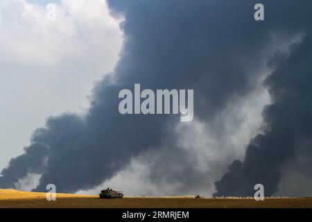 (140722) -- FRONTIÈRE DE GAZA, 22 juillet 2014 (Xinhua) -- la fumée monte dans le Nord de la bande de Gaza, le 15e jour de l'opération bordure protectrice, le 22 juillet 2014. Alors que le Secrétaire général de l’ONU Ban Ki-moon est en Israël pour négocier une paix entre l’État juif et le mouvement islamiste Hamas, l’armée israélienne a déclaré qu’elle n’avait aucune intention de cesser son offensive à Gaza avant d’extirper les tunnels terroristes que le Hamas utilise pour se faufiler en Israël. (Xinhua/JINI/Albert Sadikov) ISRAËL-GAZA-FRONTIÈRE-OPÉRATION-BORD PROTECTEUR-LE 15e JOUR PUBLICATIONxNOTxINxCHN frontière de Gaza juillet 22 2014 la fumée de XINHUA monte dans le nord Banque D'Images