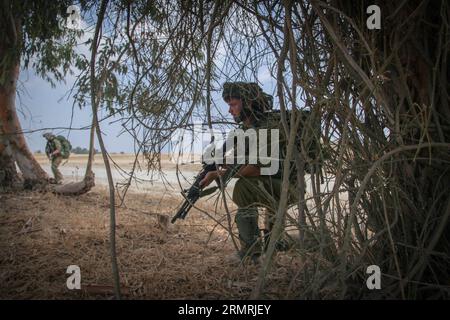 (140722) -- FRONTIÈRE DE GAZA, 22 juillet 2014 (Xinhua) -- des soldats israéliens sont positionnés près de la frontière entre le Sud d'Israël et la bande de Gaza, le 15e jour de l'opération bordure protectrice, le 22 juillet 2014. Alors que le Secrétaire général de l’ONU Ban Ki-moon est en Israël pour négocier une paix entre l’État juif et le mouvement islamiste Hamas, l’armée israélienne a déclaré qu’elle n’avait aucune intention de cesser son offensive à Gaza avant d’extirper les tunnels terroristes que le Hamas utilise pour se faufiler en Israël. (Xinhua/JINI/Albert Sadikov) ISRAËL-GAZA-FRONTIÈRE-OPÉRATION-PROTECTION BORD-LE 15e JOUR PUBLICATIONxNOTxINxCHN Gaza B Banque D'Images